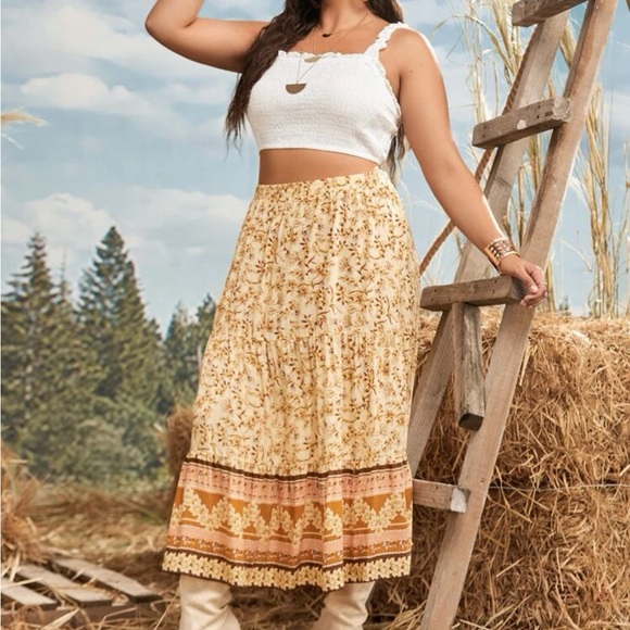 Plus size all over floral skirt - Picture 2 of 4